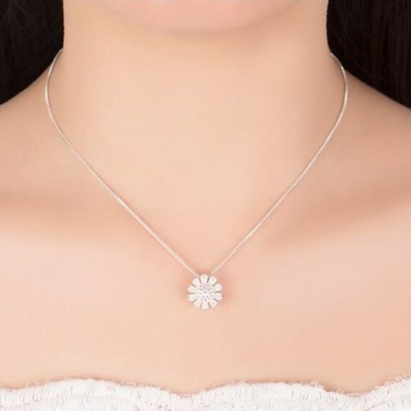 NEW 925 Sterling Silver Two Tone Daisy Necklace - Picture 3 of 8